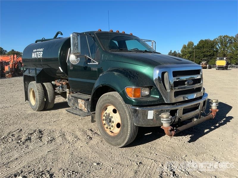 Ford F-650 2000 gal 4x2 Water Truck 給水車
