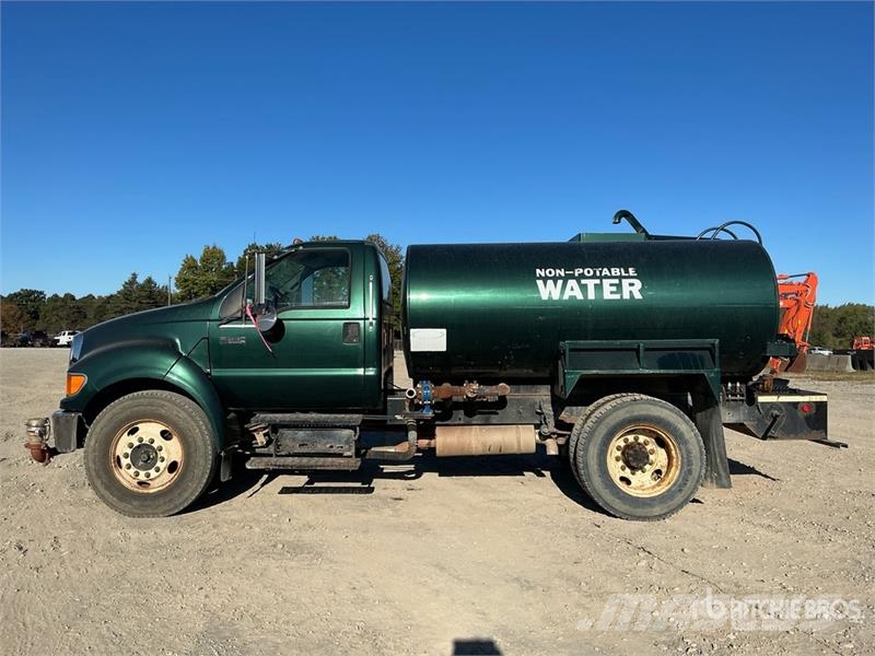 Ford F-650 2000 gal 4x2 Water Truck 給水車