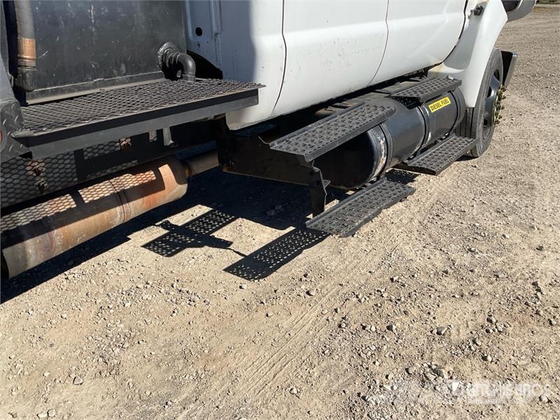 Ford F-650 XL 4x2 Crew Cab Flatbed Truck شاحنات مسطحة/مفصلية الجوانب