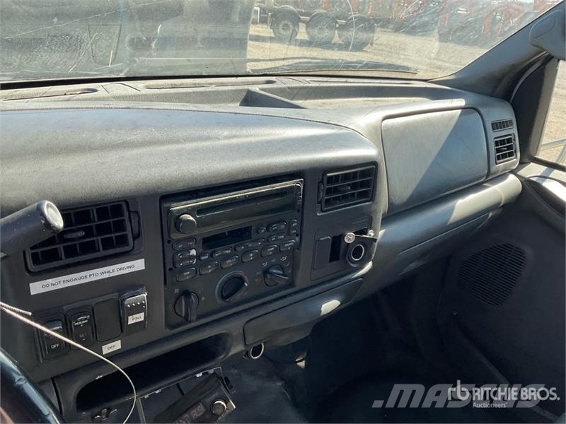 Ford F-650 XL 4x2 Crew Cab Flatbed Truck شاحنات مسطحة/مفصلية الجوانب