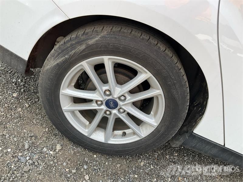 Ford Focus SE Automobile سيارات