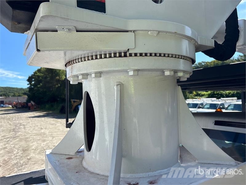 Ford LR760-E70 70 ft on Ford F-750 4x2 Forestry Chipper Truck mounted platforms