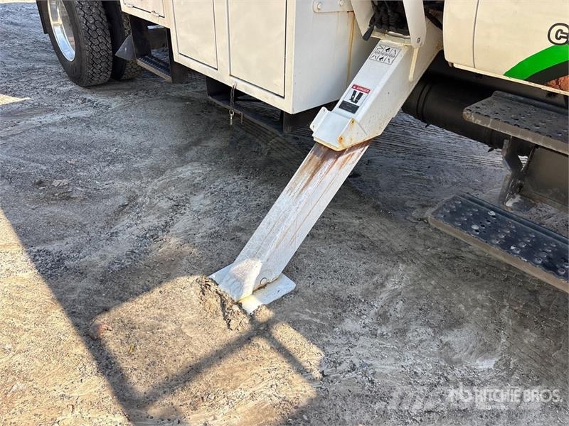 Ford LR760-E70 70 ft on Ford F-750 4x2 Forestry Chipper Truck mounted platforms