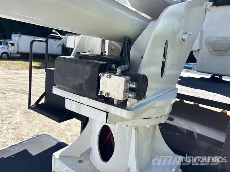 Ford LR760-E70 70 ft on Ford F-750 4x2 Forestry Chipper Truck mounted platforms