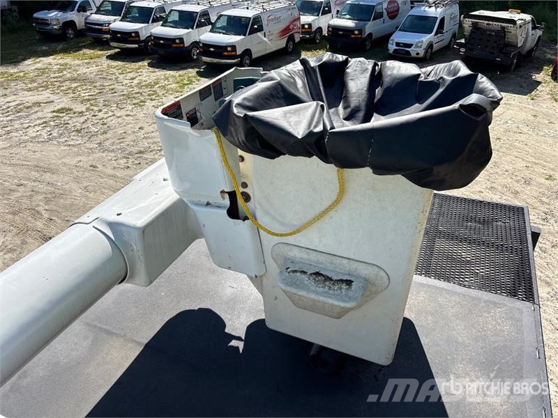 Ford LR760-E70 70 ft on Ford F-750 4x2 Forestry Chipper Truck mounted platforms
