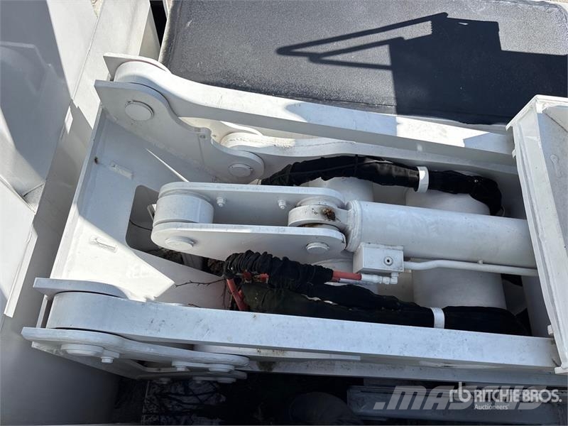 Ford LR760-E70 70 ft on Ford F-750 4x2 Forestry Chipper Truck mounted platforms
