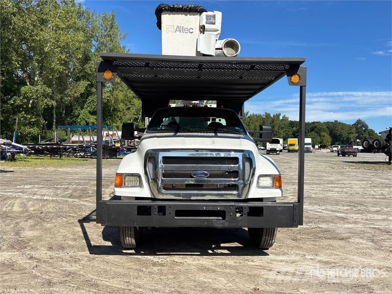 Ford LR760-E70 70 ft on Ford F-750 4x2 Forestry Chipper Truck mounted platforms
