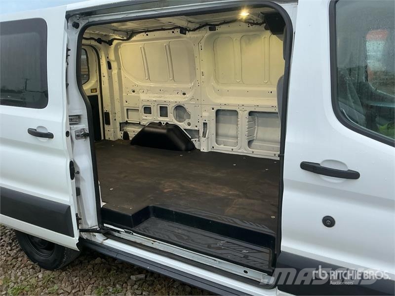Ford Transit 150 Cargo Van Transporterek