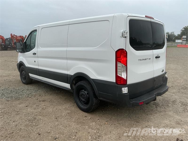 Ford Transit 150 Cargo Van Transporterek