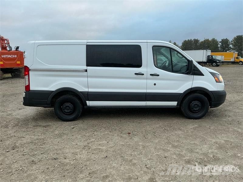 Ford Transit 150 Cargo Van Transporterek