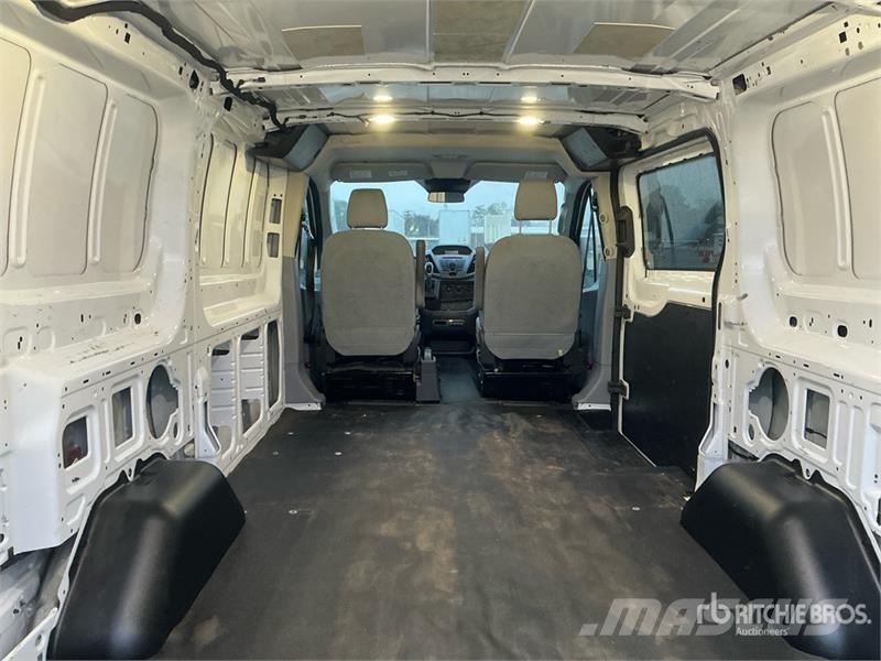 Ford Transit 150 Cargo Van Transporterek