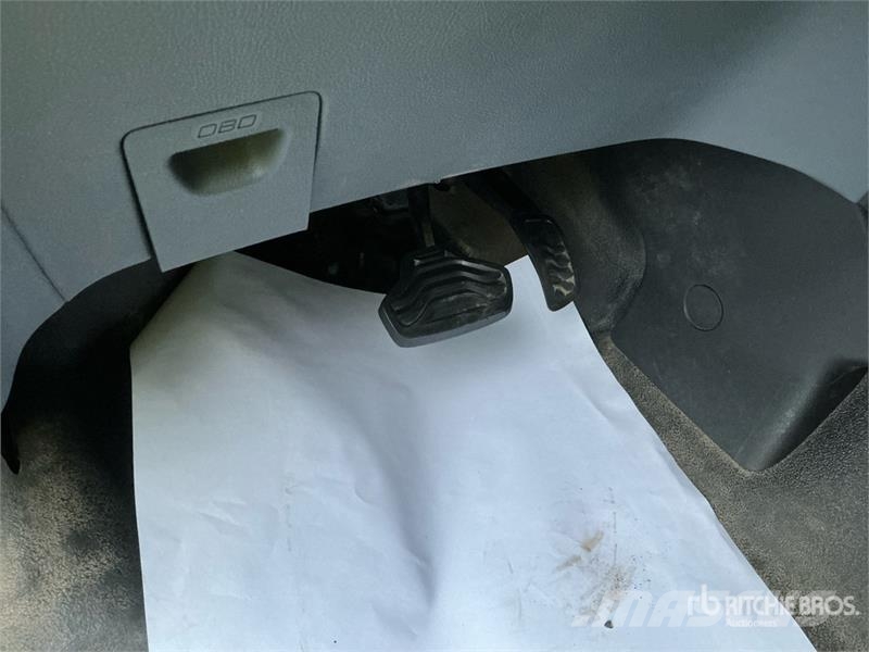 Ford Transit 150 Cargo Van Transporterek