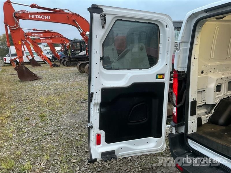 Ford Transit 150 Cargo Van Transporterek