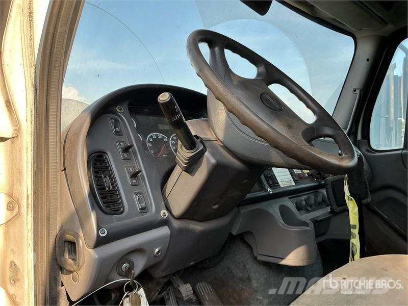 Freightliner 114SD 组合/真空油槽车