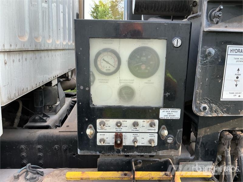 Freightliner 114SD 组合/真空油槽车