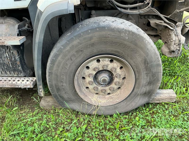 Freightliner 114SD 组合/真空油槽车