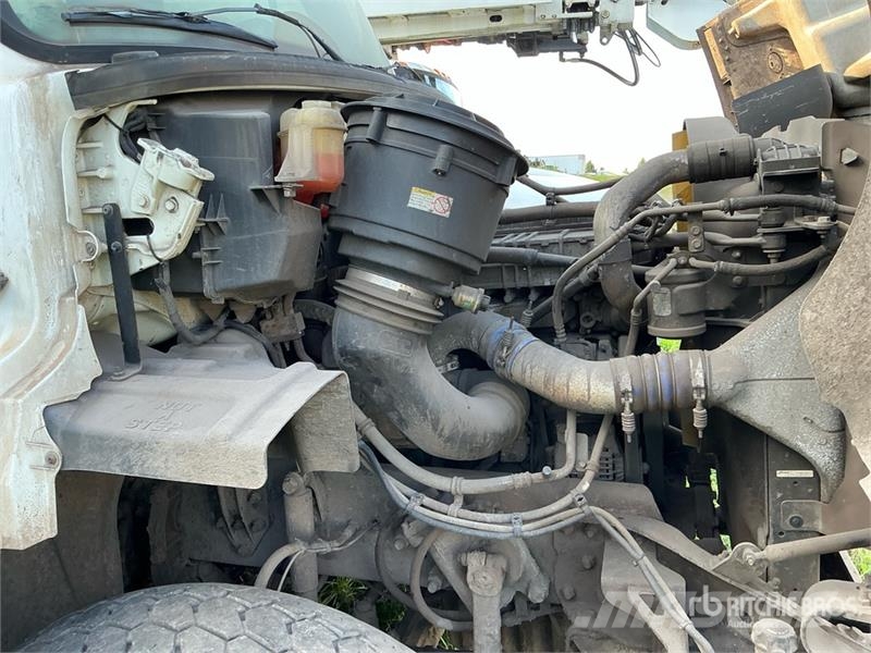 Freightliner 114SD 组合/真空油槽车