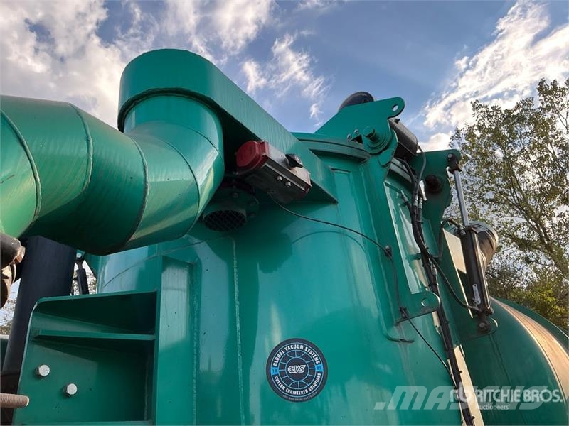 Freightliner 114SD 组合/真空油槽车