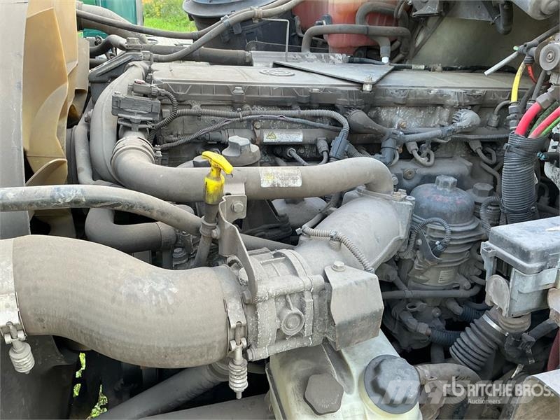 Freightliner 114SD 组合/真空油槽车