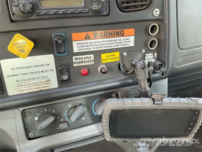 Freightliner 114SD 组合/真空油槽车