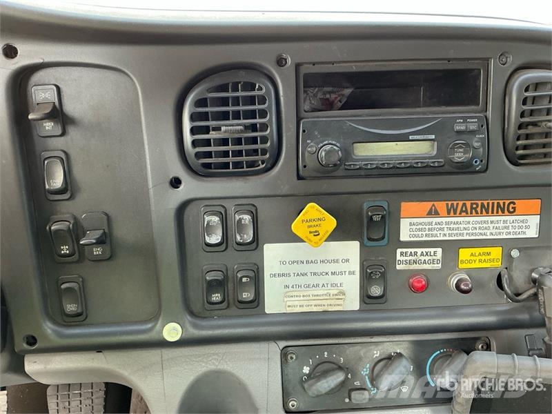 Freightliner 114SD 组合/真空油槽车