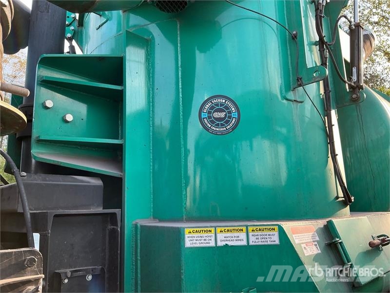 Freightliner 114SD 组合/真空油槽车
