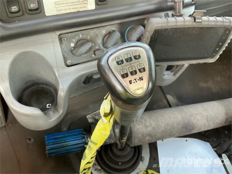 Freightliner 114SD 组合/真空油槽车
