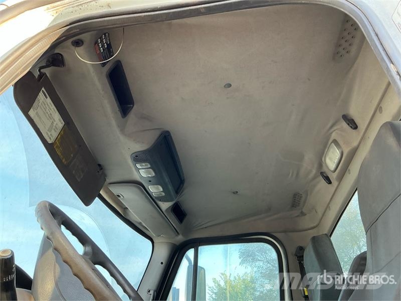 Freightliner 114SD 组合/真空油槽车