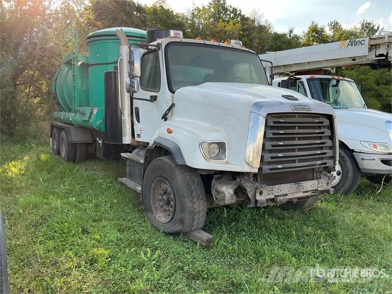 Freightliner 114SD 组合/真空油槽车