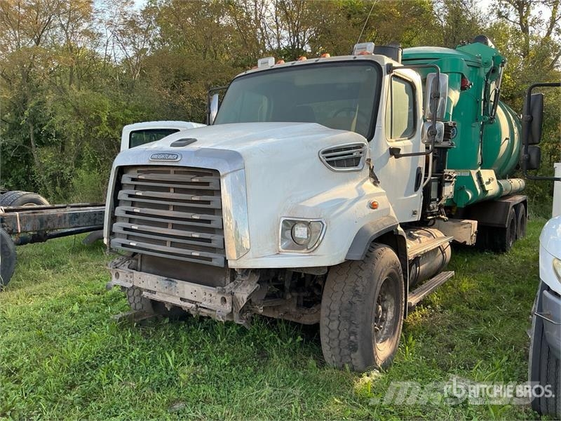 Freightliner 114SD 组合/真空油槽车
