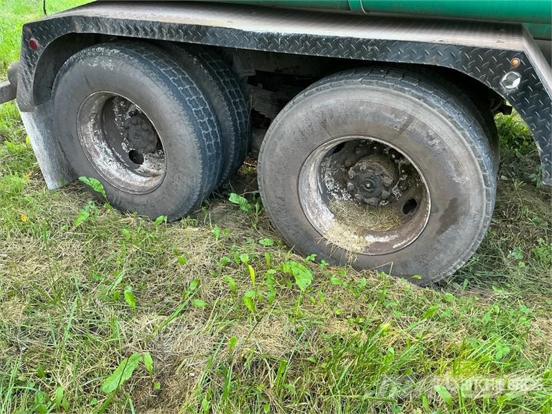 Freightliner 114SD 组合/真空油槽车