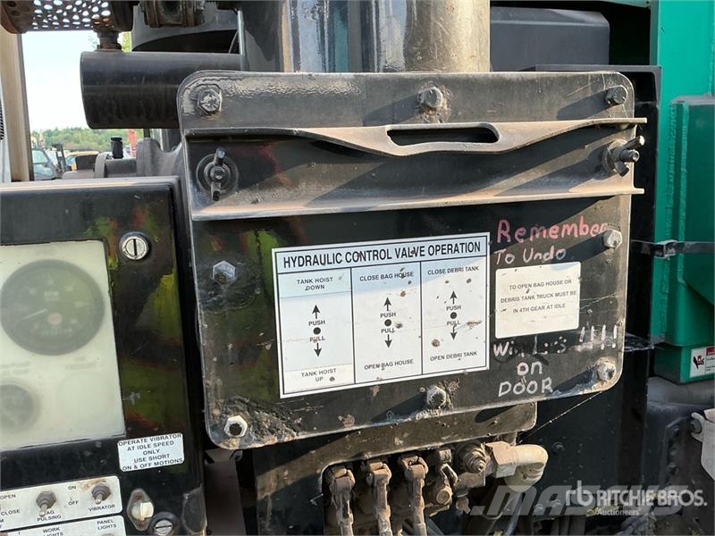Freightliner 114SD 组合/真空油槽车