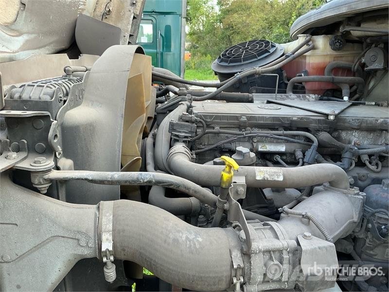 Freightliner 114SD 组合/真空油槽车