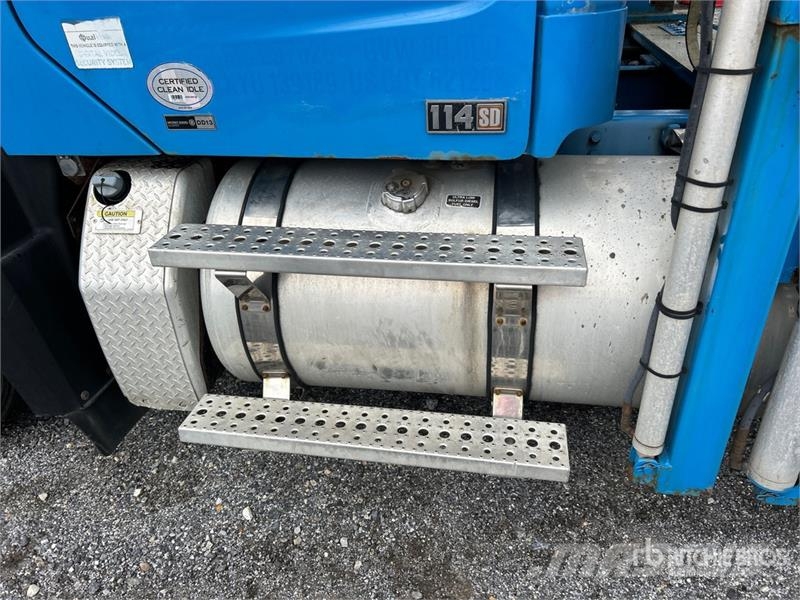 Freightliner 114SD 6x4 Car Carrier Truck Camion porte engin