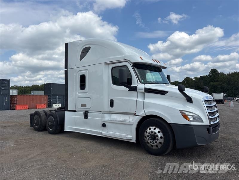 Freightliner 126 6x4 T/A Sleeper Truck Tractor Vilcēji