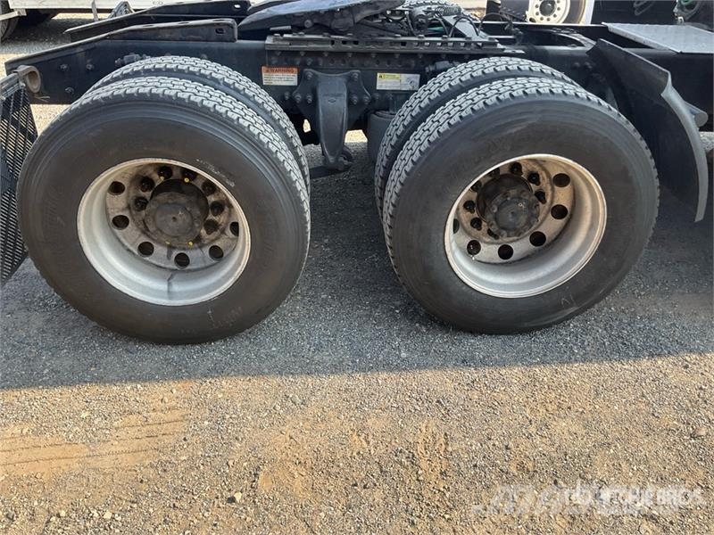Freightliner 126 6x4 T/A Sleeper Truck Tractor Vetopöytäautot