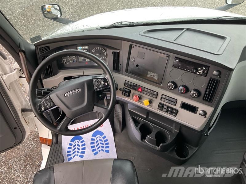 Freightliner 126 6x4 T/A Sleeper Truck Tractor Vetopöytäautot