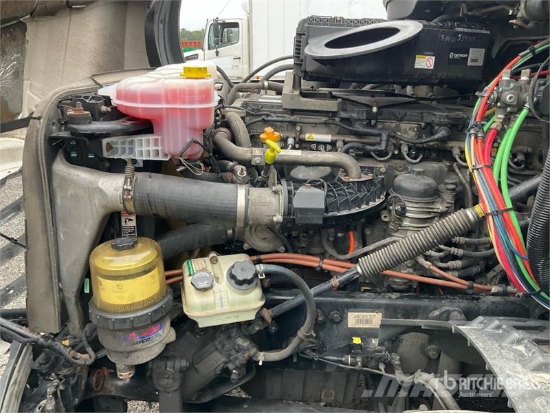 Freightliner 126 6x4 T/A Sleeper Truck Tractor Vetopöytäautot