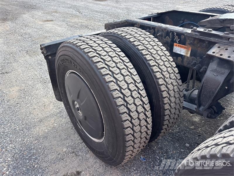 Freightliner 126 6x4 T/A Sleeper Truck Tractor Vilcēji