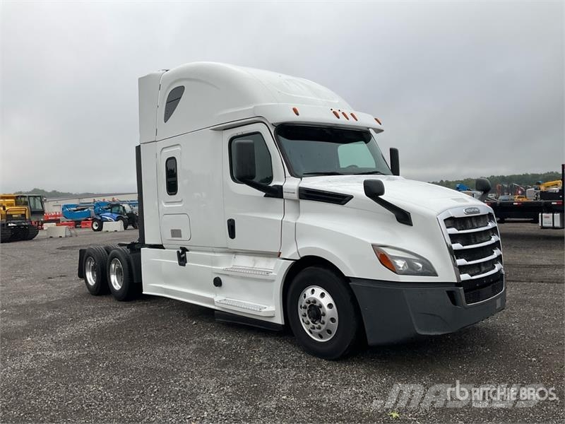 Freightliner 126 6x4 T/A Sleeper Truck Tractor Vetopöytäautot