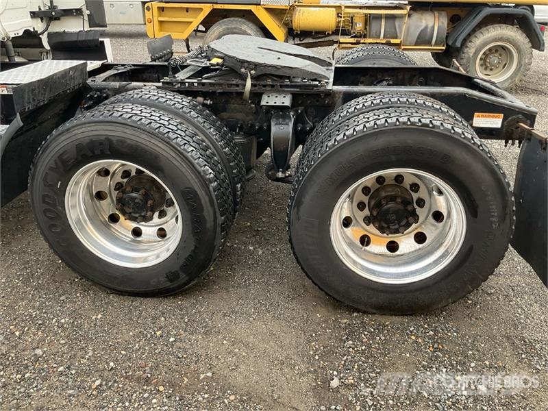 Freightliner 126 6x4 T/A Sleeper Truck Tractor Vetopöytäautot