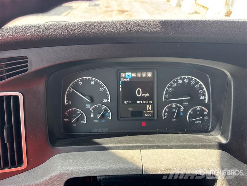 Freightliner 126 6x4 T/A Sleeper Truck Tractor Vilcēji