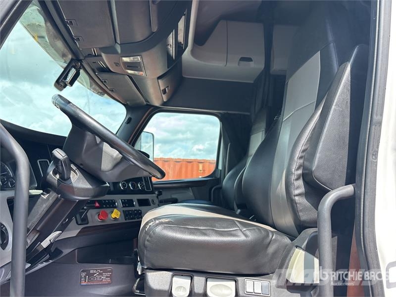 Freightliner 126 6x4 T/A Sleeper Truck Tractor Vilcēji