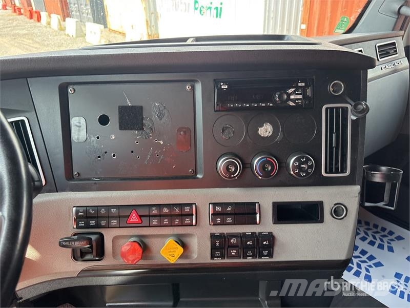 Freightliner 126 6x4 T/A Sleeper Truck Tractor Vilcēji