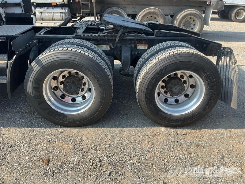 Freightliner 126 6x4 T/A Sleeper Truck Tractor Vetopöytäautot