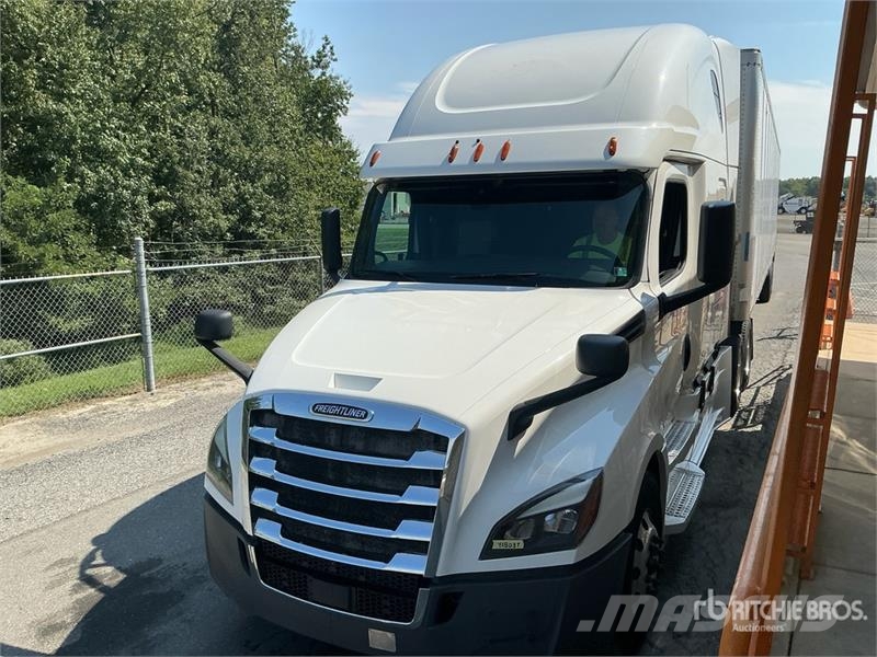 Freightliner 126 6x4 T/A Sleeper Truck Tractor Vetopöytäautot