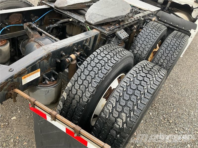 Freightliner 126 6x4 T/A Sleeper Truck Tractor Vetopöytäautot