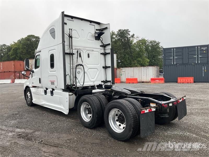 Freightliner 126 6x4 T/A Sleeper Truck Tractor Vetopöytäautot