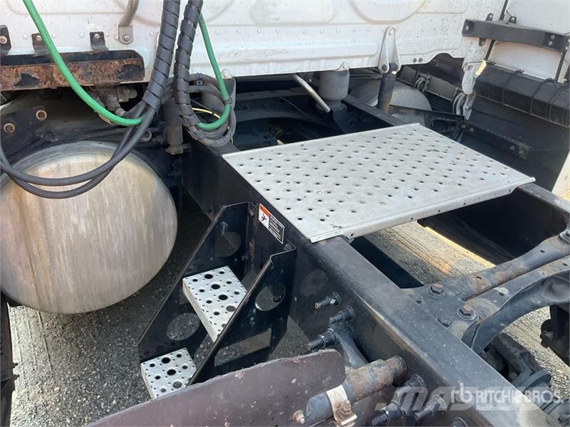 Freightliner 126 6x4 T/A Sleeper Truck Tractor Vetopöytäautot