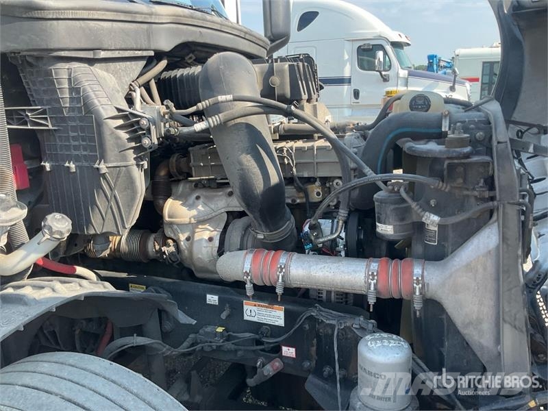 Freightliner 126 6x4 T/A Sleeper Truck Tractor Vetopöytäautot
